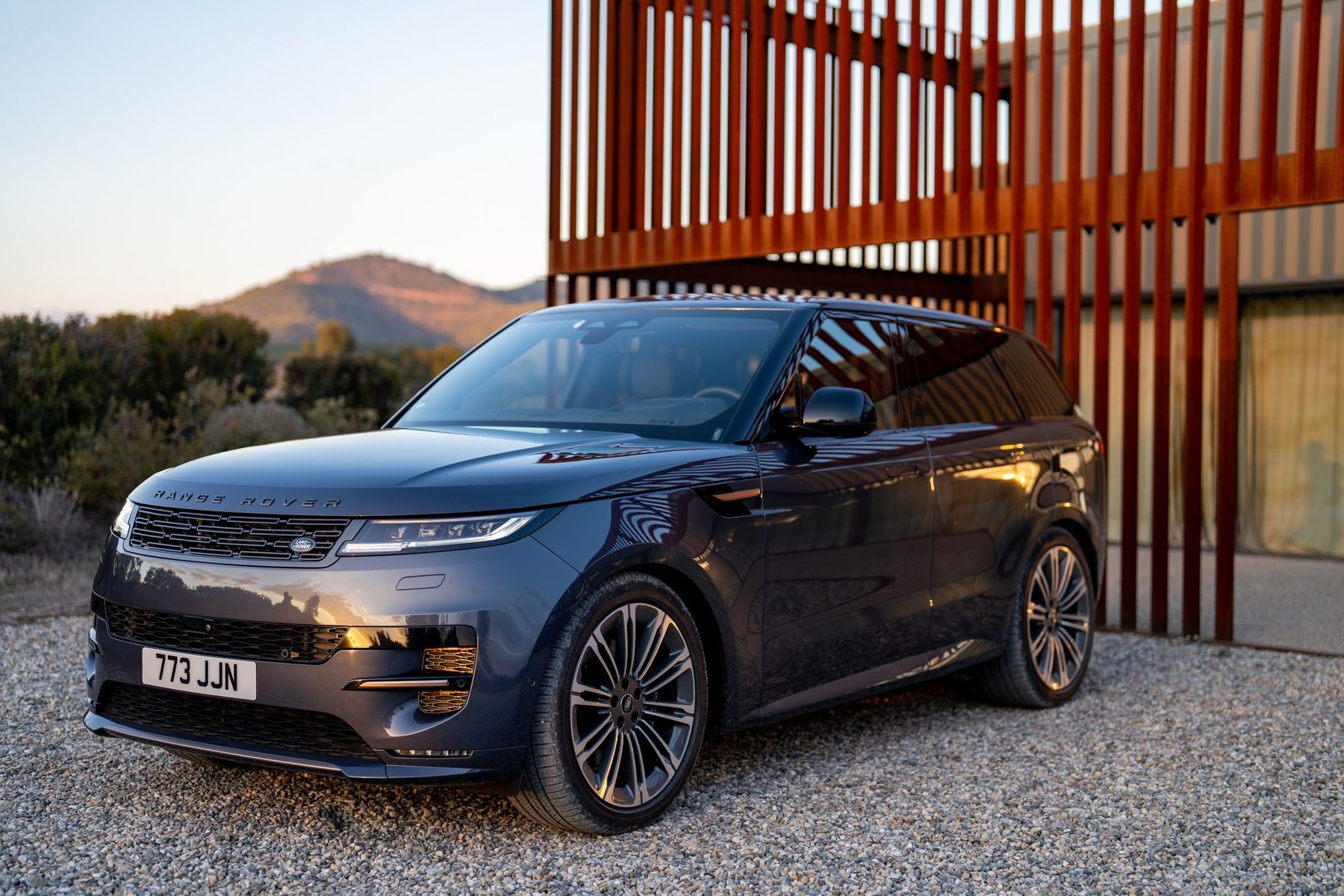 Range Rover still 2